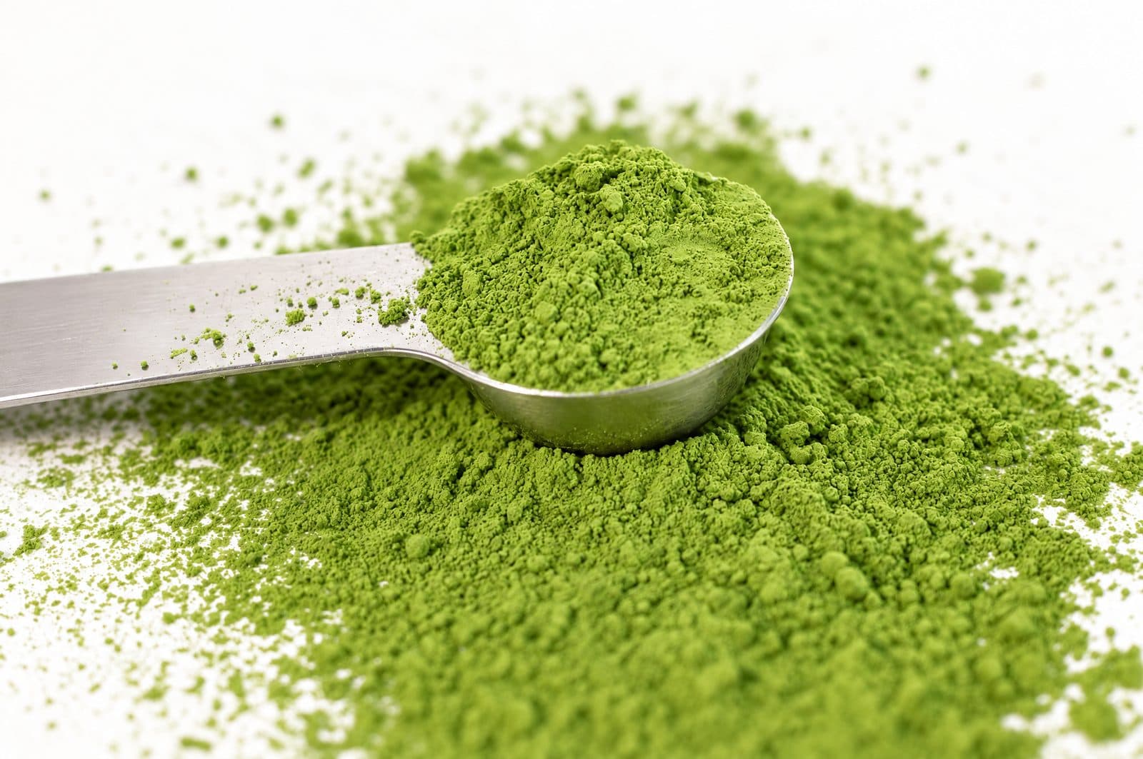 Odmerka v čerstvo mletom žiarivo zelenom matcha prášku
