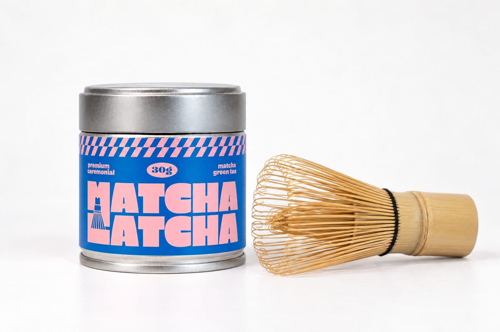 Latcha Set – plechovka matchy s bambusovou metličkou chasen