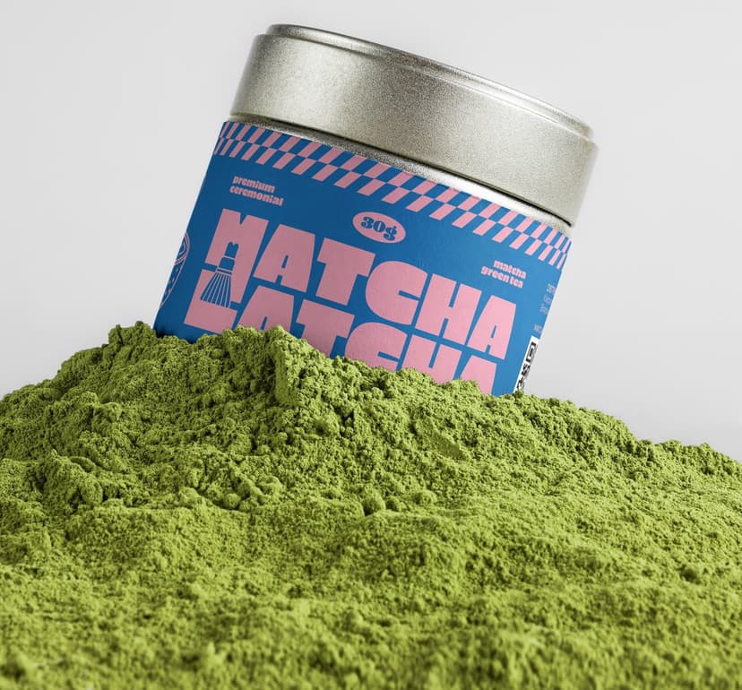 Plechovka Matcha Latcha Premium 30 g v kope matcha prášku