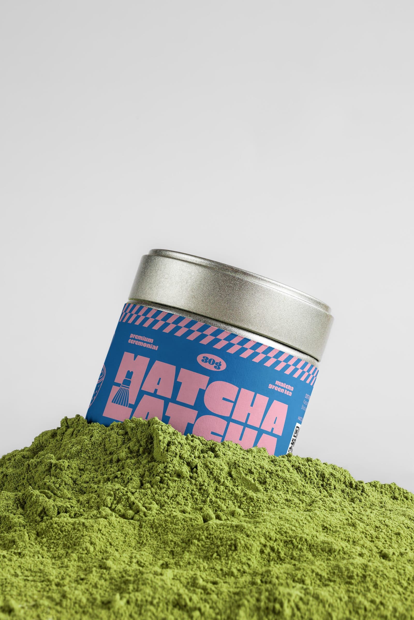 Plechovka Matcha Latcha v žiarivo zelenom matcha prášku